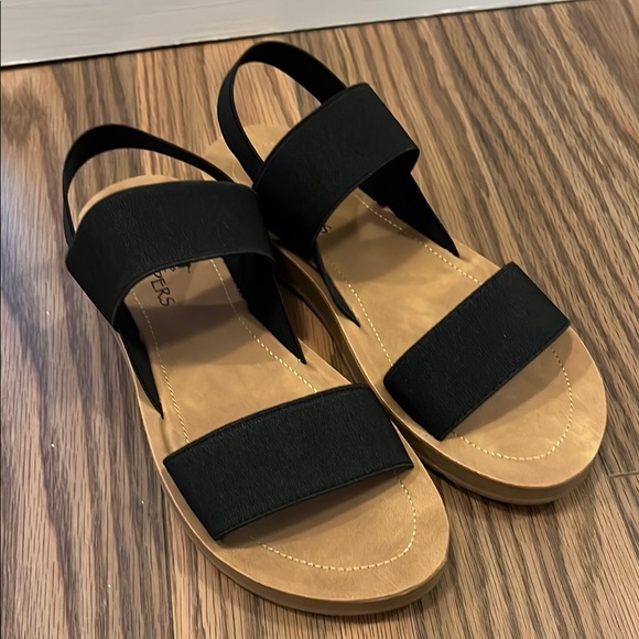 SANDPIPERS Women's RAE Black Strappy Sandals size 7 - Picture 2 of 9